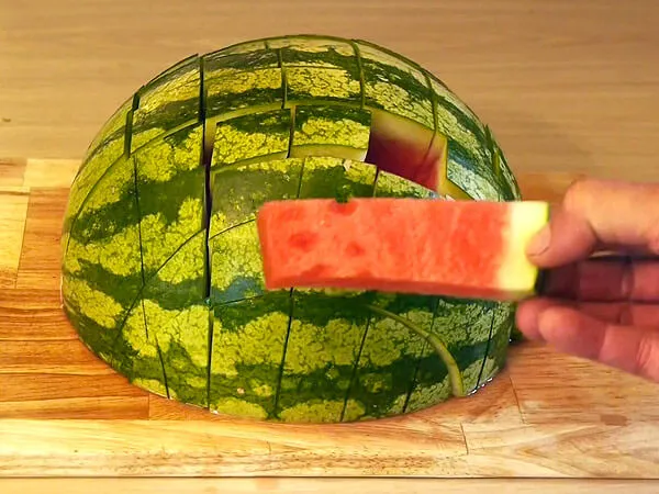 Easy-Way-To-Cut-Watermelon-33668-77299.jpg