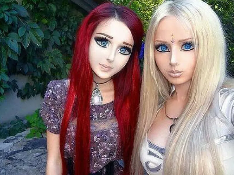 Valeria-Lukyanova-and-Olga-Oleynik-as-Barbie-77447.jpg