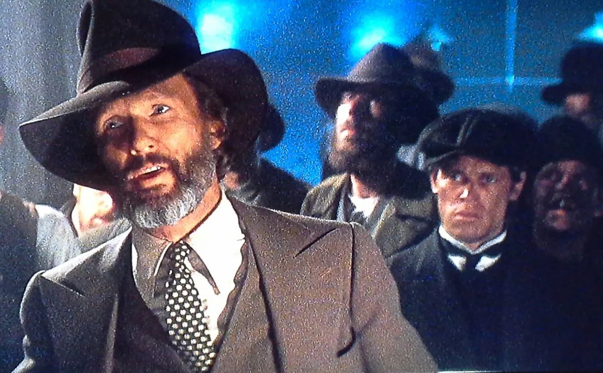 willem dafoe as an extra in the background