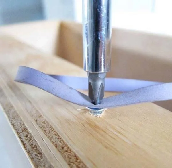 use a rubber band for a stripped screw