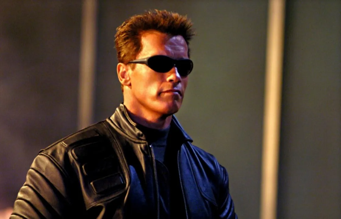 Arnold Schwarzenegger wears sunglasses and looks epic in Terminator 3: Rise of the Machines