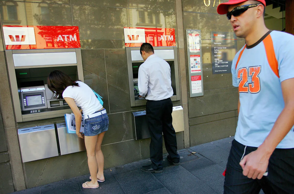 customers make withdrawals westpac bank atm