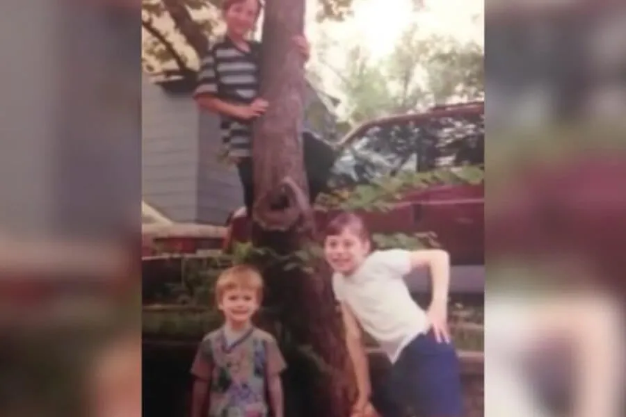 klynn-with-brothers-in-tree-61559