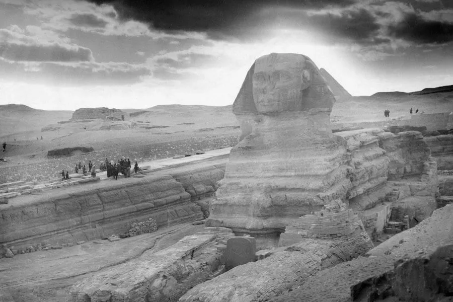 pyramid-sphinx-black and white