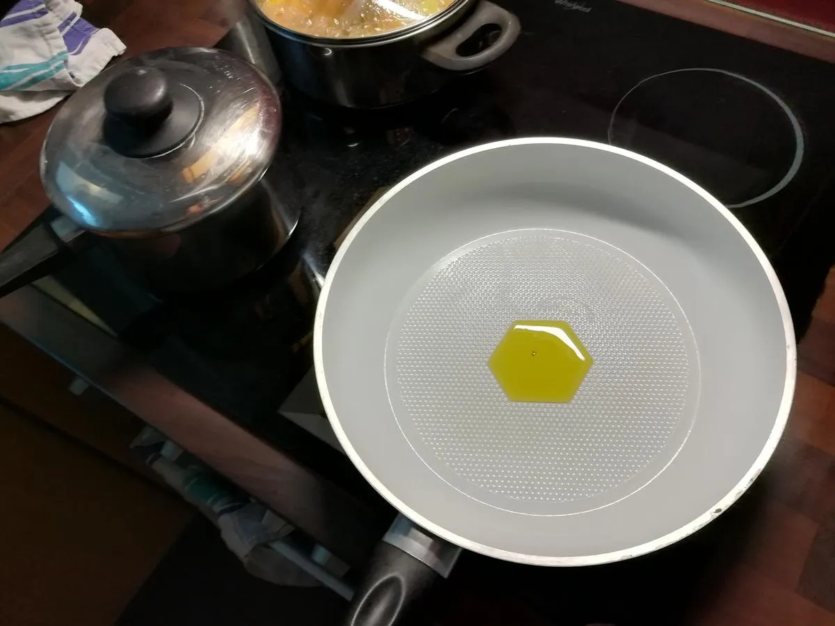 Cooking pan with olive oil forming a hexagon posted on Reddit