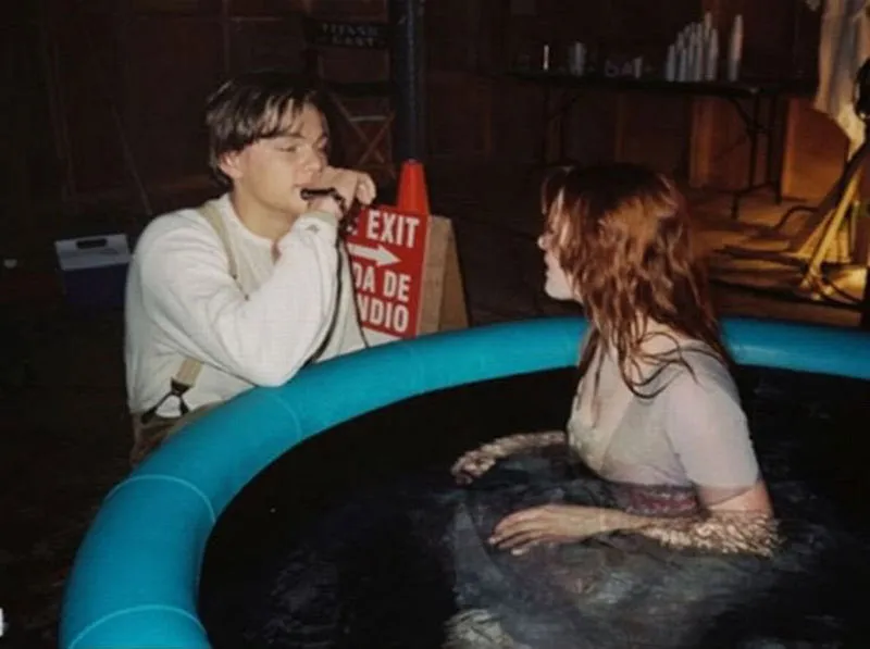 Leonardo DiCaprio sings to Kate Winslet in a hot tub
