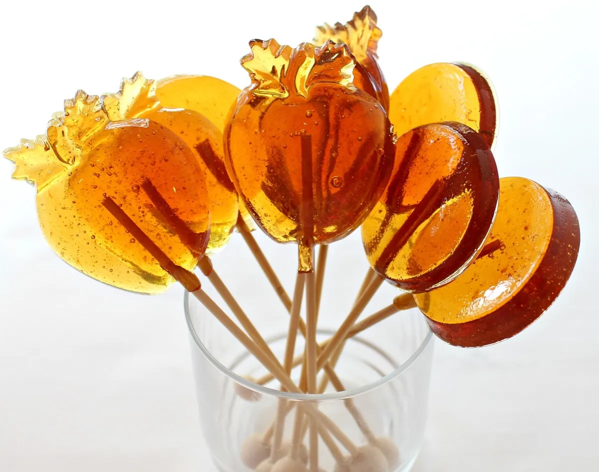 apple-shaped honey lollipops for licking or stirring into drinks
