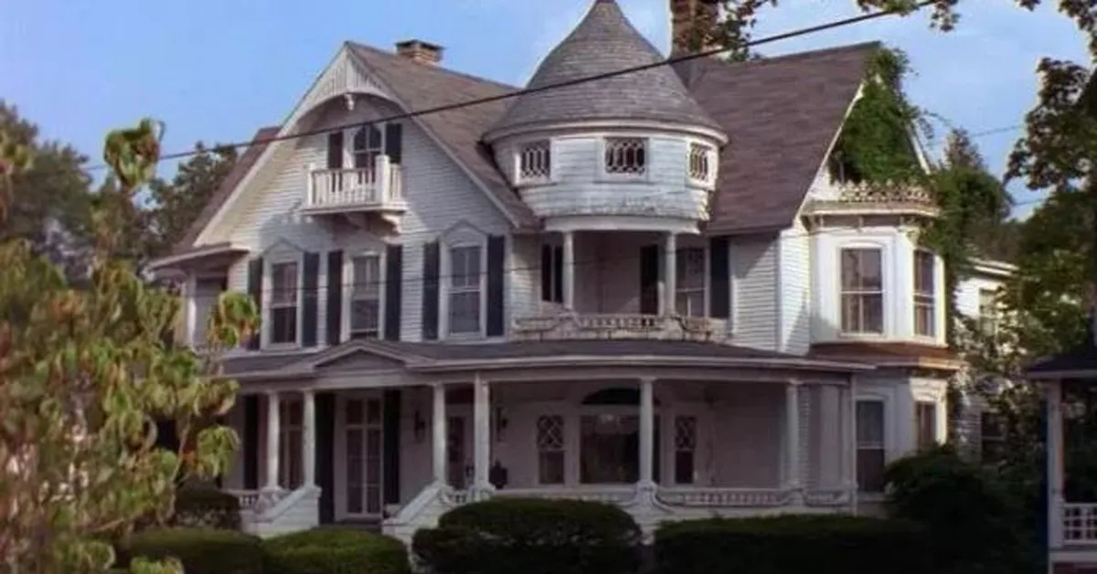 exterior shot of the house from sabrina the teenage witch