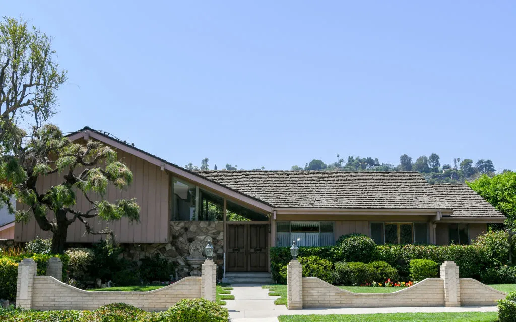 a street view of the house from the brady bunch