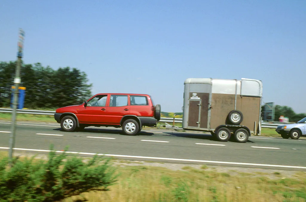 GettyImages-534251910 Ford Maverick towing horse box 1997, 2000