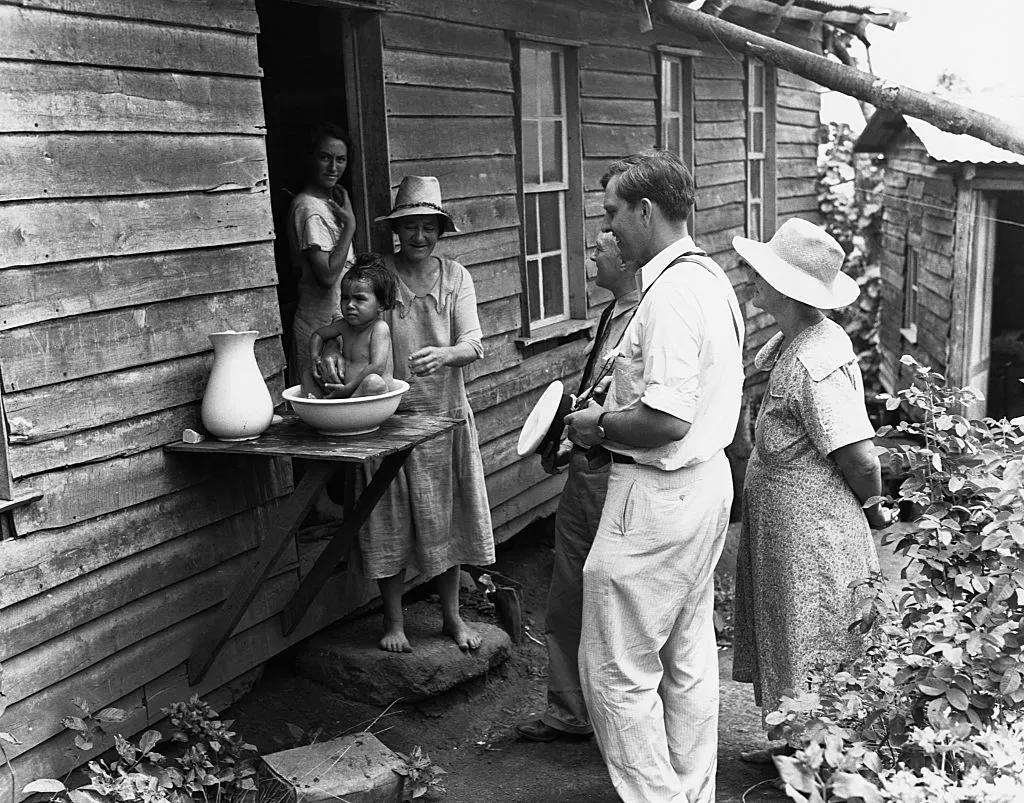 Pitcairn Islanders Greet Travelers