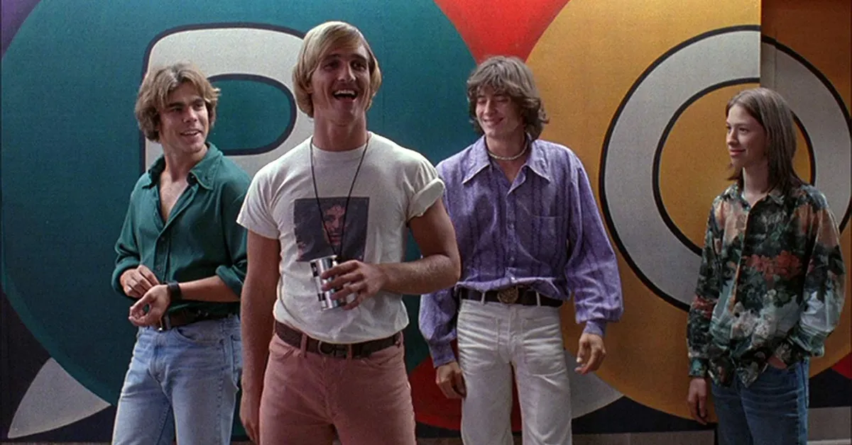 sasha jenson, matthew mcconaughey, jason london, and wiley wiggins standing outside a poolhouse in dazed and confused
