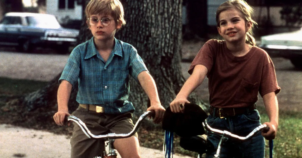 macaulay culkin and anna chlumsky riding bicycles in my girl