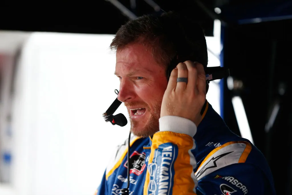 dale earnhardt jr does not agree with the use of the confederate flag at nascar races
