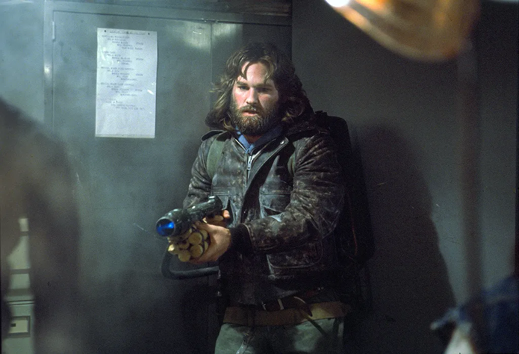 Kurt Russel with weapon 