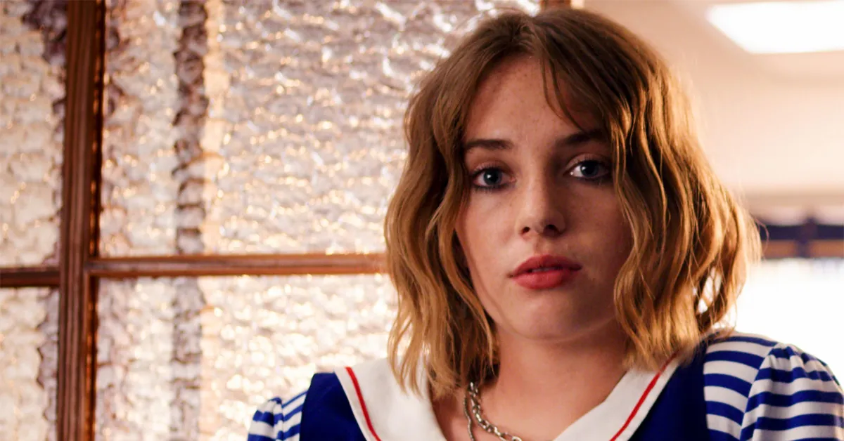 maya hawke in costume for stranger things