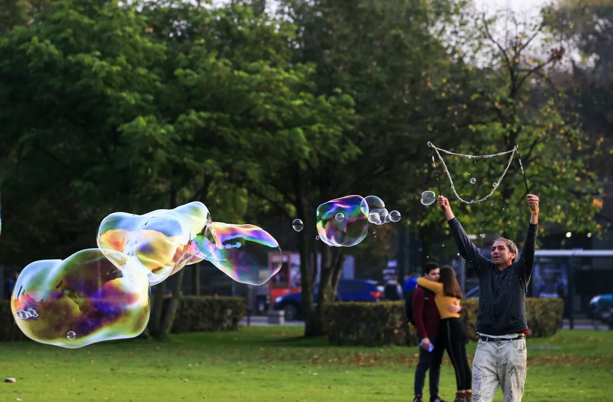 kids making giant soap bubbles in berlin