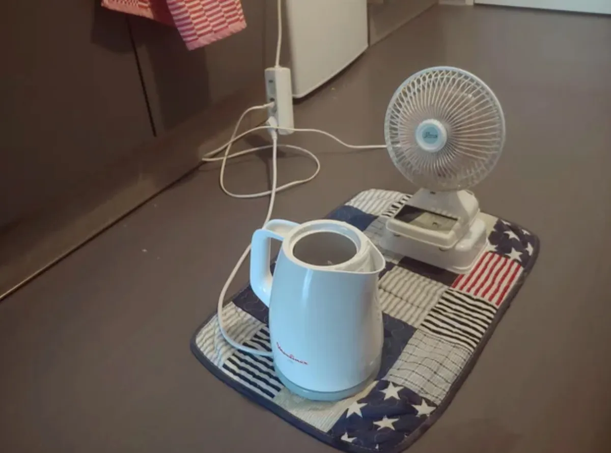 Person DIYs a humidifier with an open kettle and a fan
