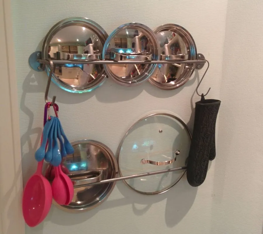 towel rack to store pot lids