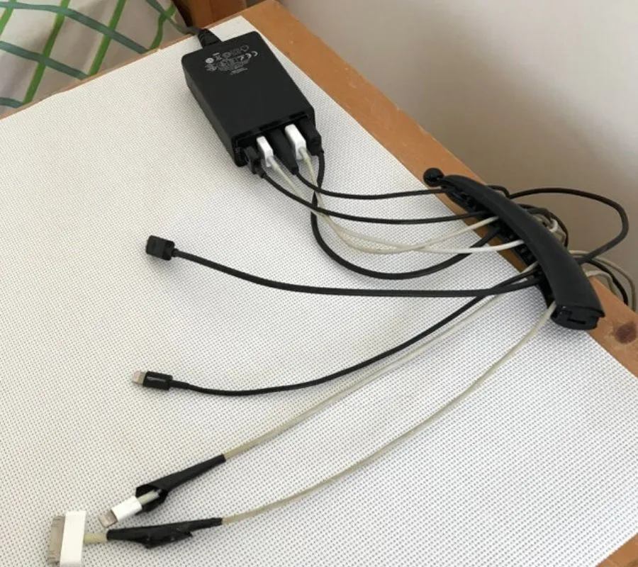 using hair clip to divide chargers 