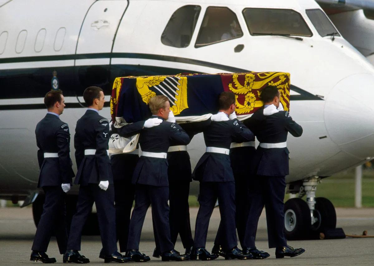 Princess Diana's body is carried by airmen of the RAF Regiment after it was brought back from Paris.