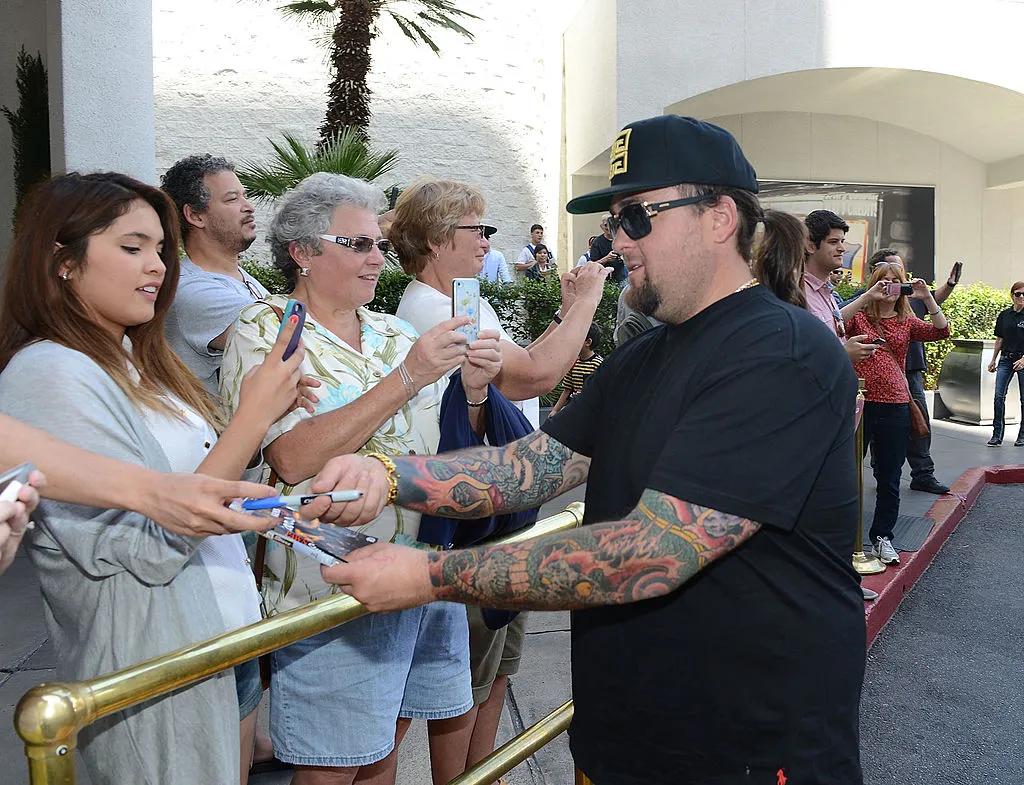 chumlee signing autographs