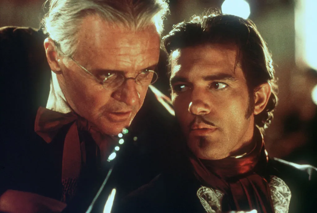 Anthony Hopkins and Antonio Banderas perform in Zorro.