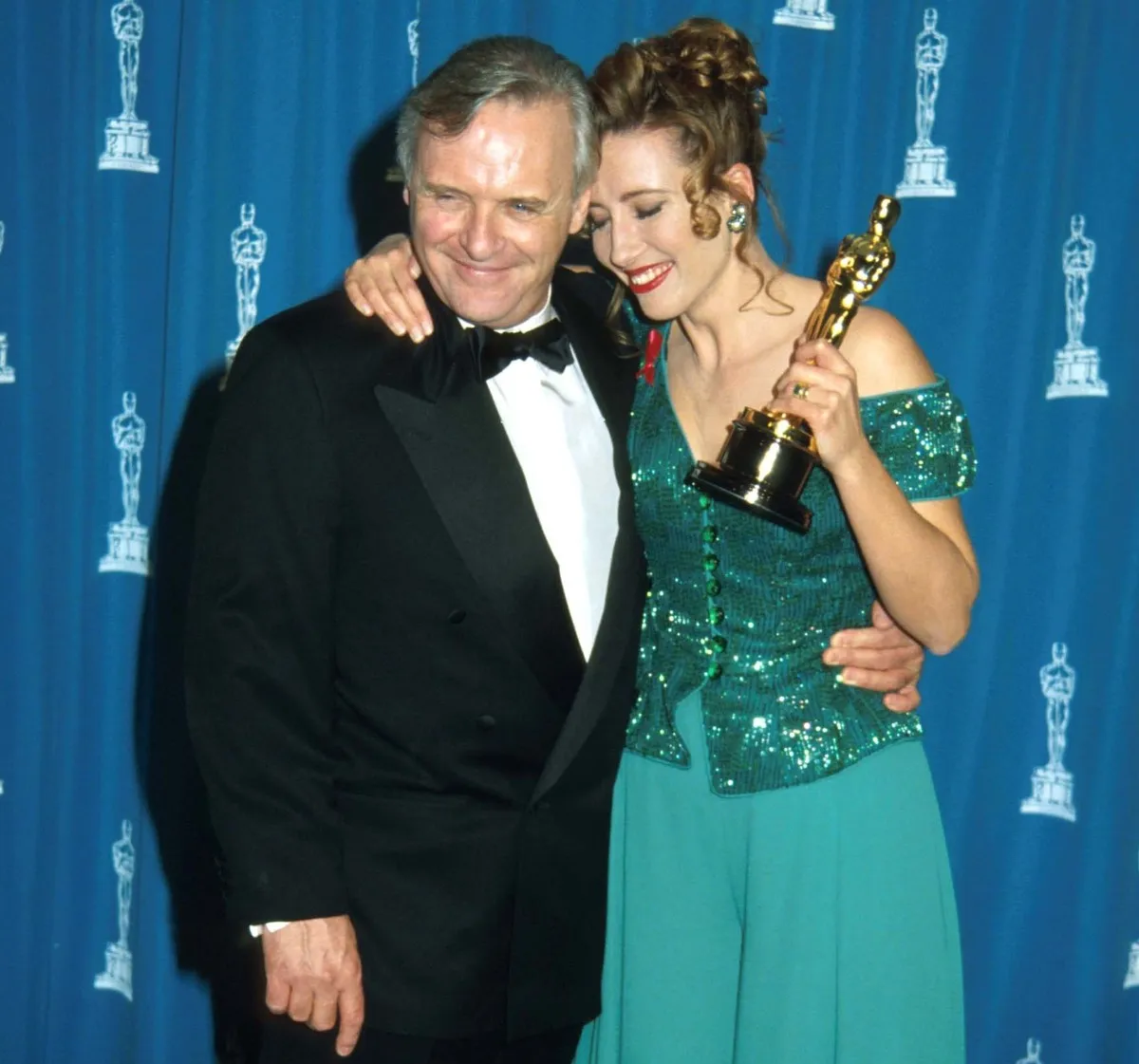 Emma Thompson and Anthony Hopkins embrace at the Academy Awards.