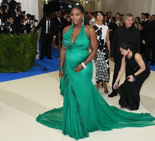 Serena attends a gala wearing a turquiose gown that reveals her pregnant stomach.