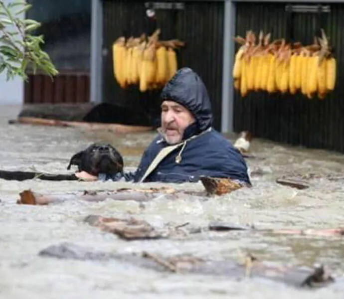This-Man-Saving-His-Dog-From-The-Floods-44893-47272