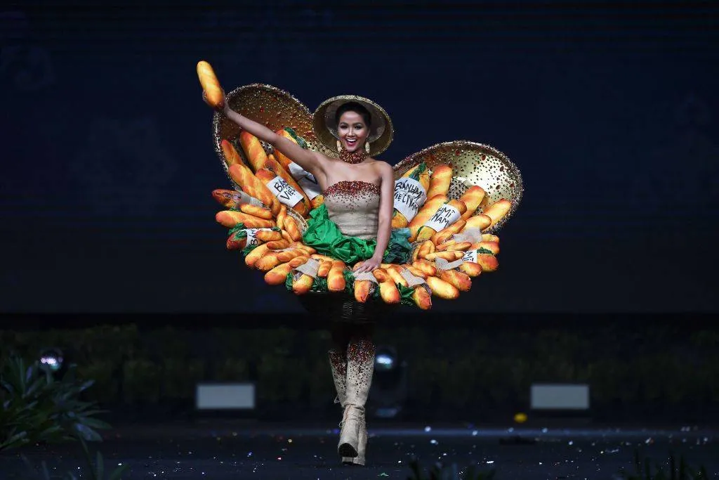 H'Hen Nie wearing a costume made of bread on stage