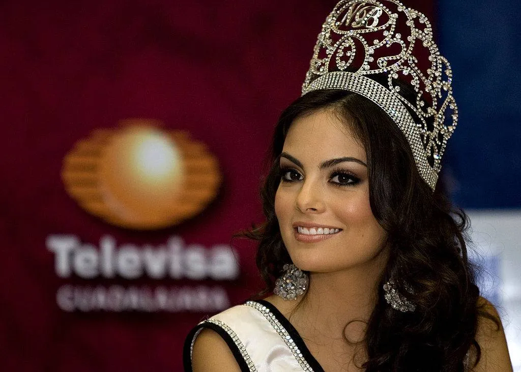 Ximena Navarrete wearing her crown and sash
