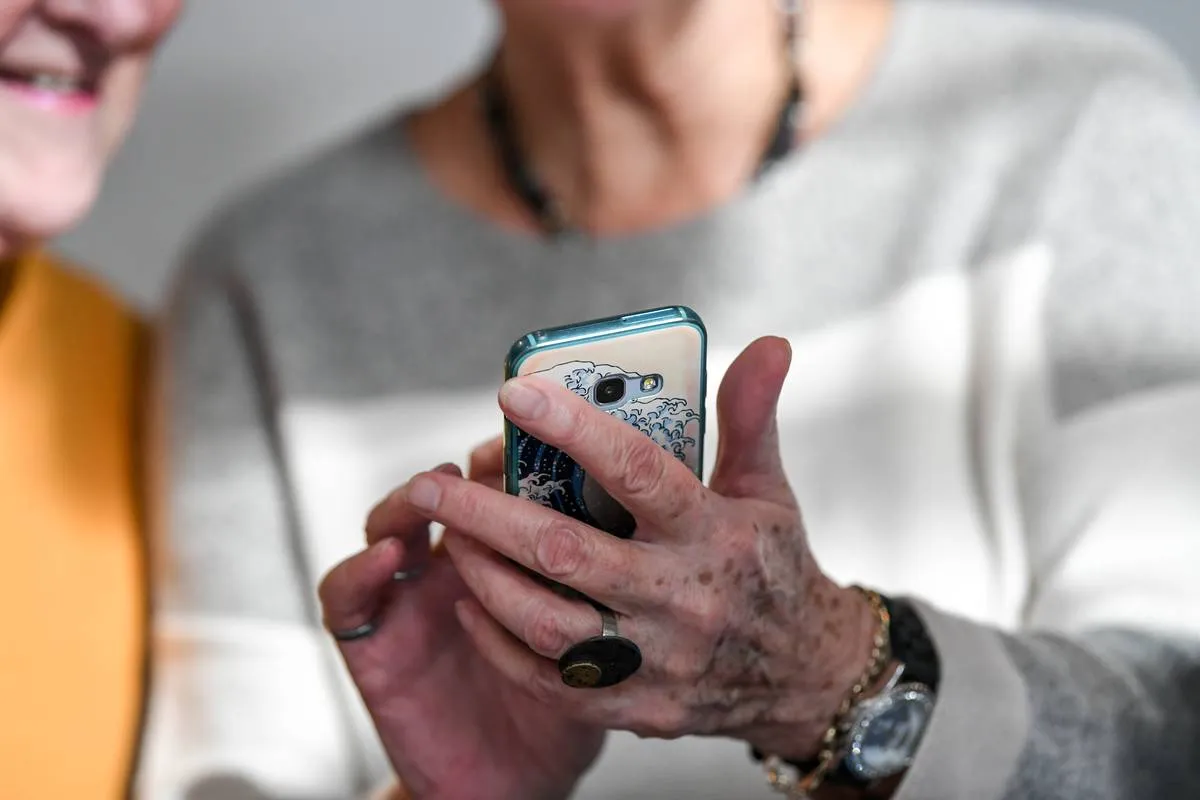 Seniors with Smartphone