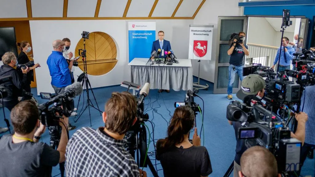 Public prosecutor Hans Christian Wolters (M) speaks to media representatives in the public prosecutor's office about the investigations in the Maddie case.