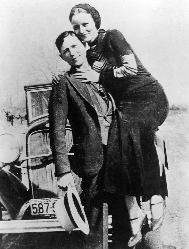 Portrait of American bank robbers and lovers Clyde Barrow (1909 - 1934) and Bonnie Parker (1911 -1934), popularly known as Bonnie and Clyde, circa 1933.