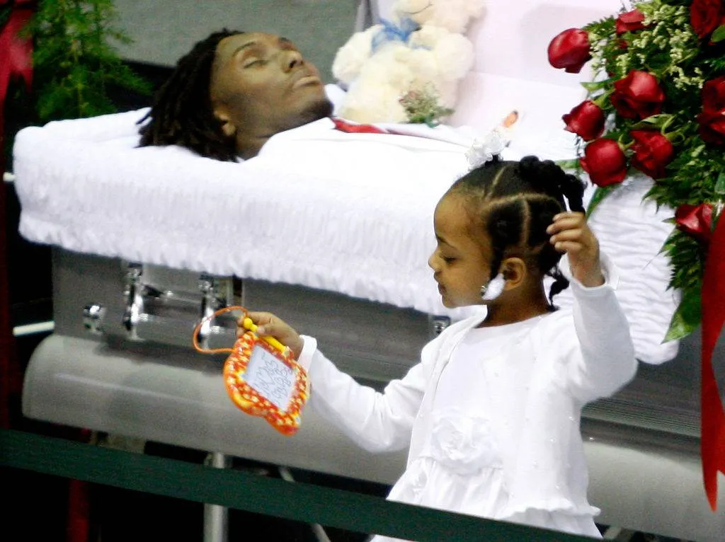 Seini Tonga walks up to the casket of Cincinnati Bengals player Chris Henry during his funeral 