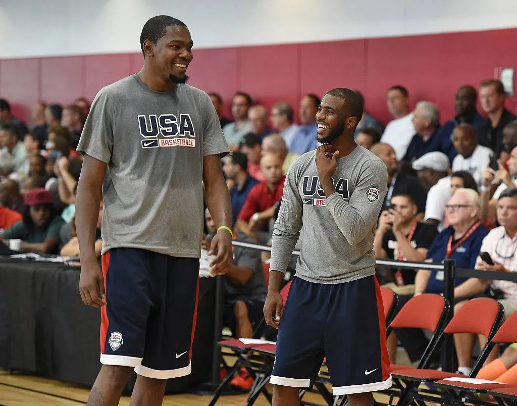 Kevin Durant #29 (L) and Chris Paul #23