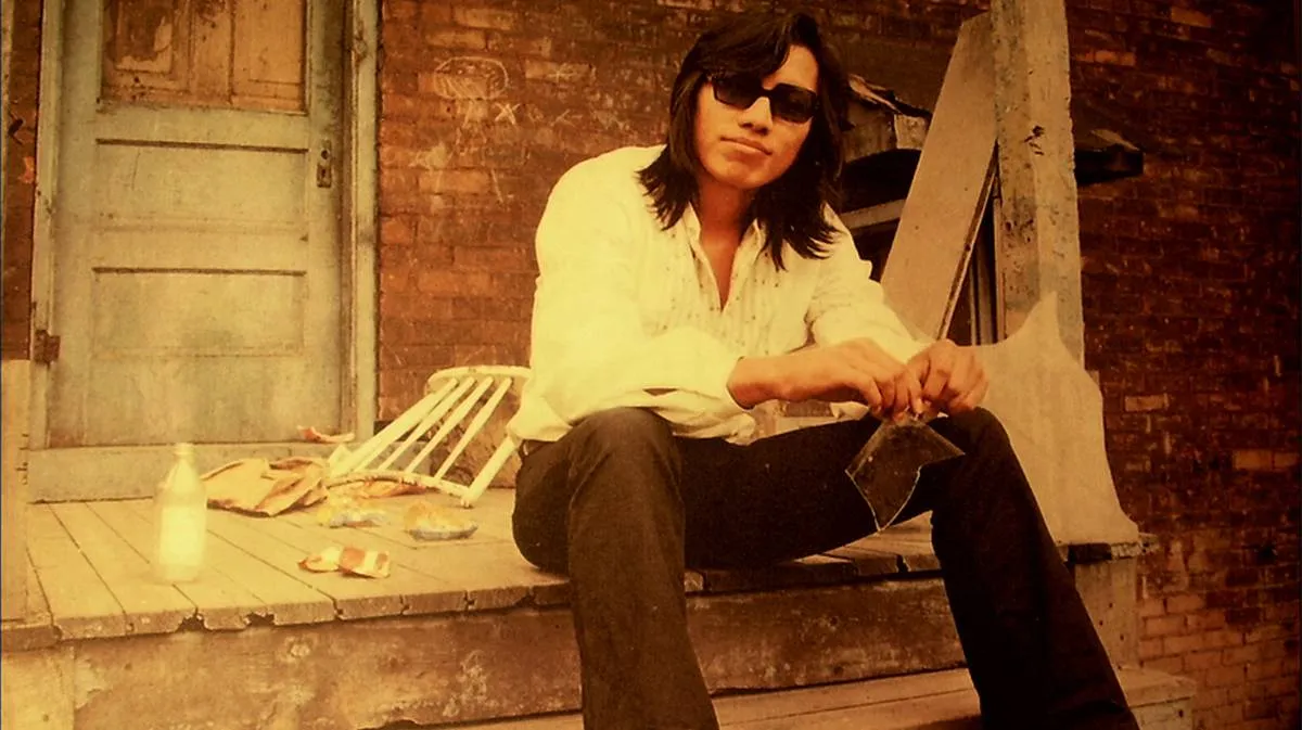 Rodriguez sitting on steps in searching for sugar man