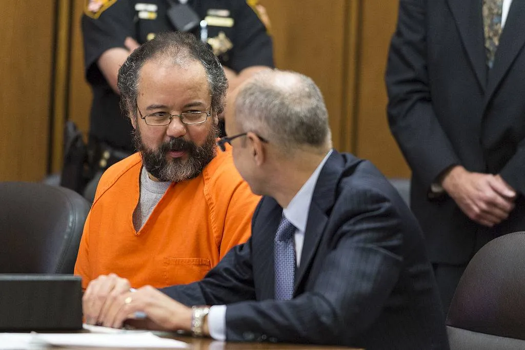 Ariel Castro (L) talks with his lawyer during a break in his trial