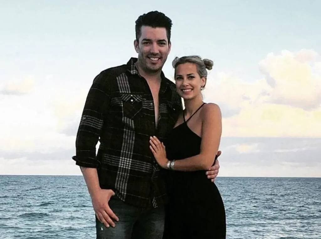 instagram-mrsilverscott-couple-on-beach-768x959-62116