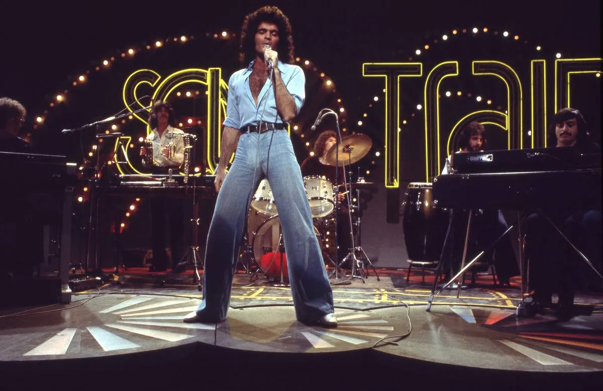 Gino Vannelli performs on Soul Train.