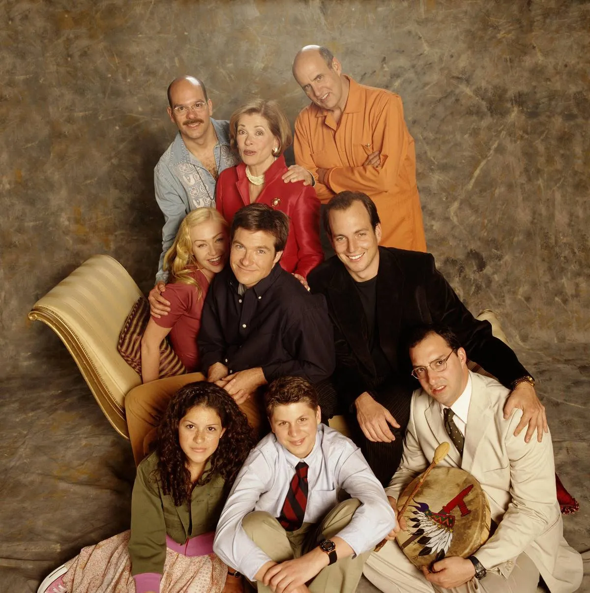 arrested development cast posing for a photo