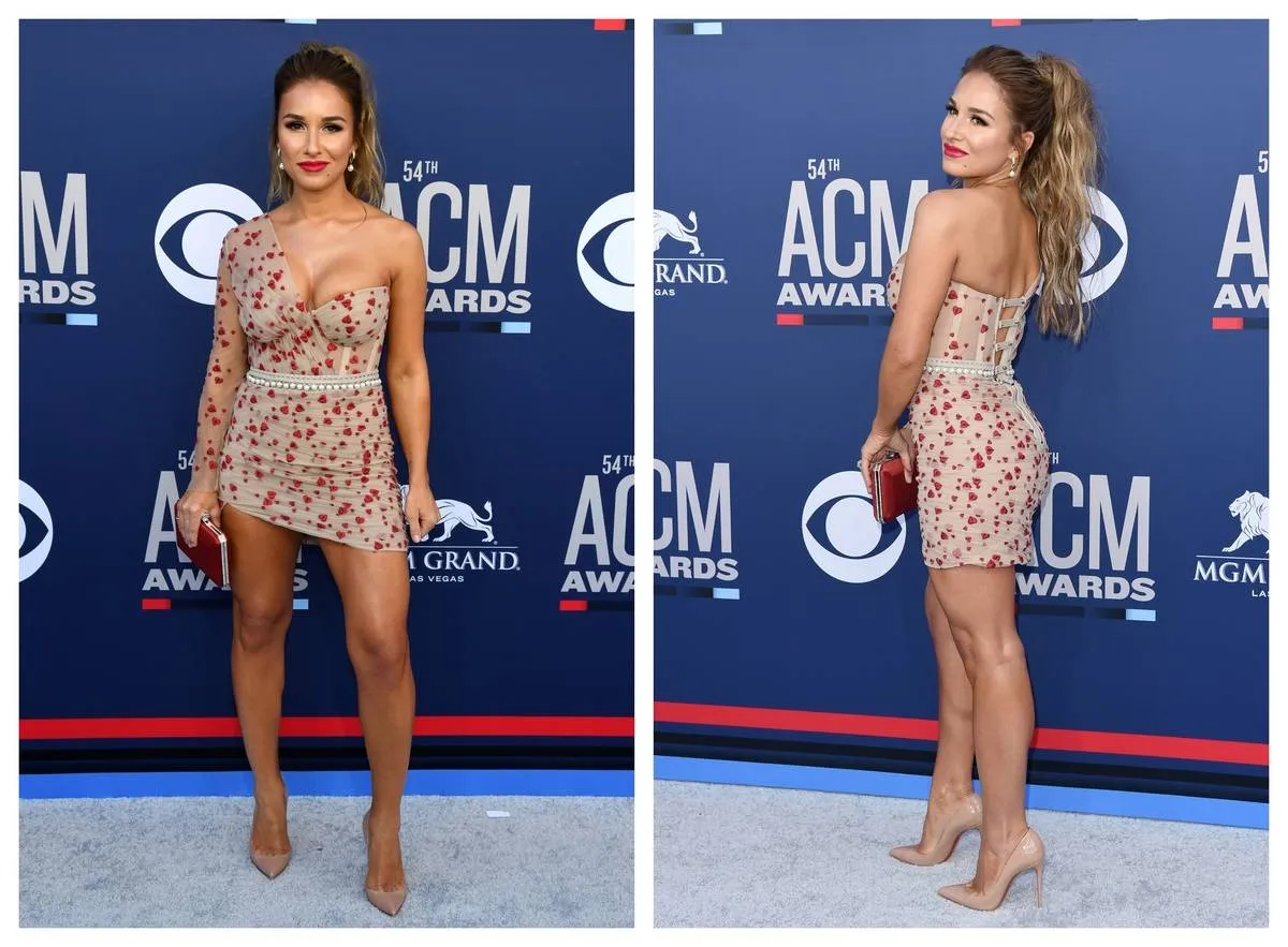 Jessie James Decker appears on the red carpet of the ACM 2019 awards.