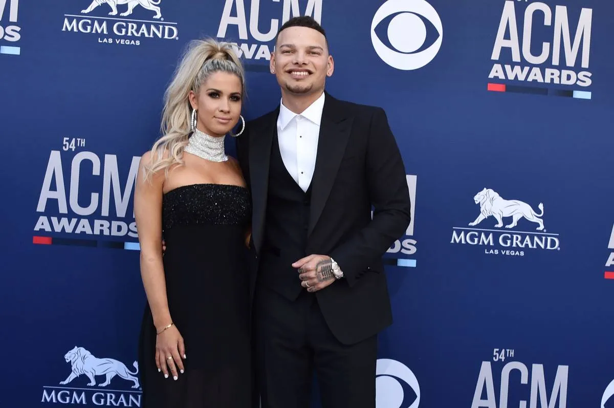 Katelyn Jae poses with Kane Brown at the ACM Awards.