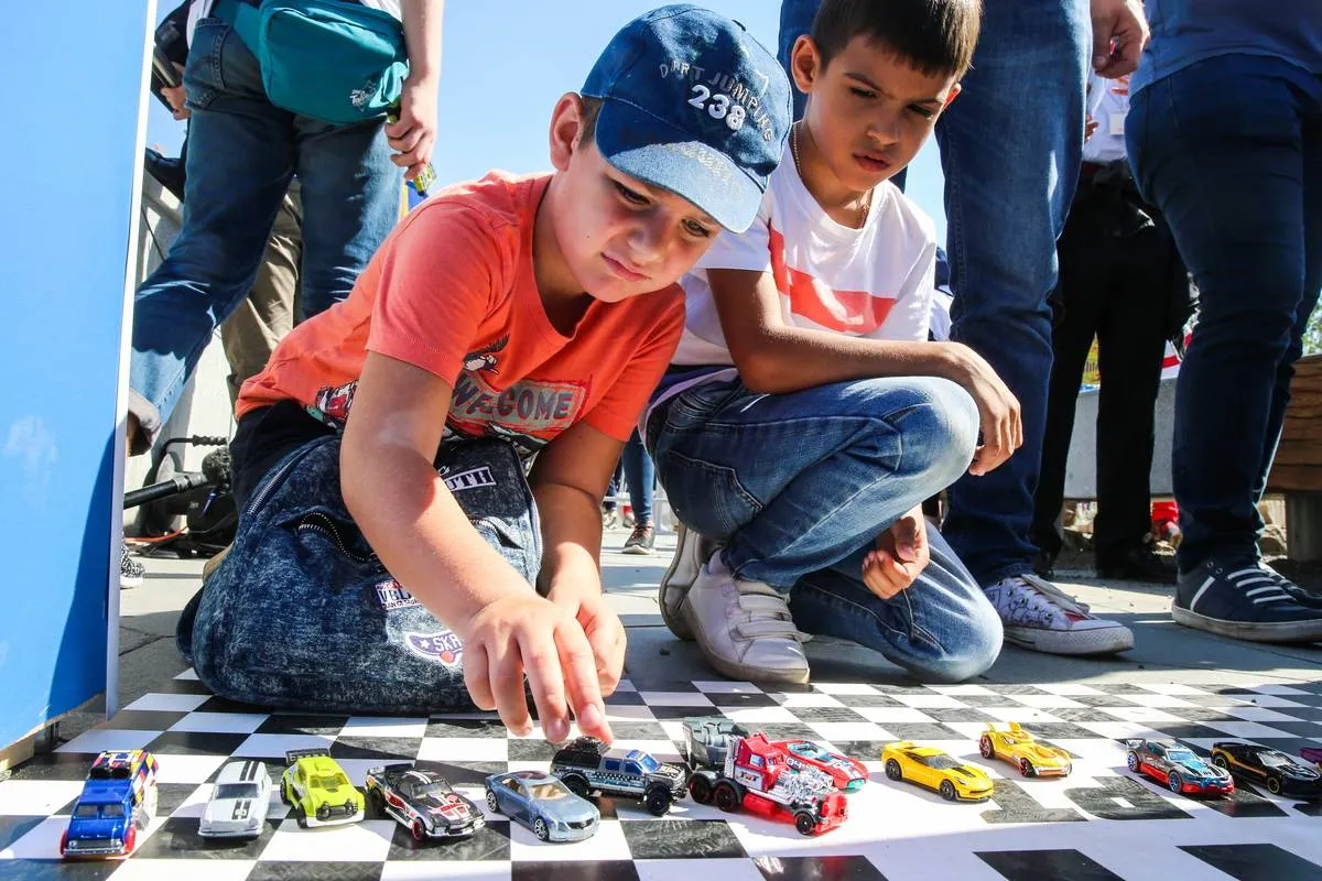 Hot Wheels toy car brand sets new Guinness record at Moscow's Zaryadye Park