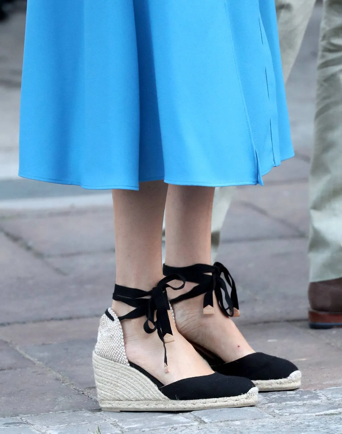 A close-up shows Meghan Markle's pumps during her visit to the District 6 Museum in South Africa, 2019.