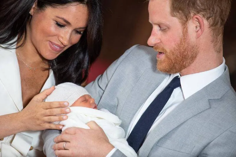 the-duke-duchess-of-sussex-pose-with-their-newborn-son.-77991