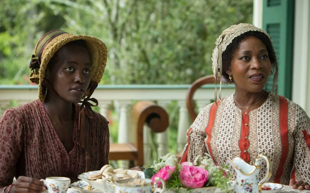 Lupita Nyong'o and Alfre Woodard in 12 years a slave drinking tea