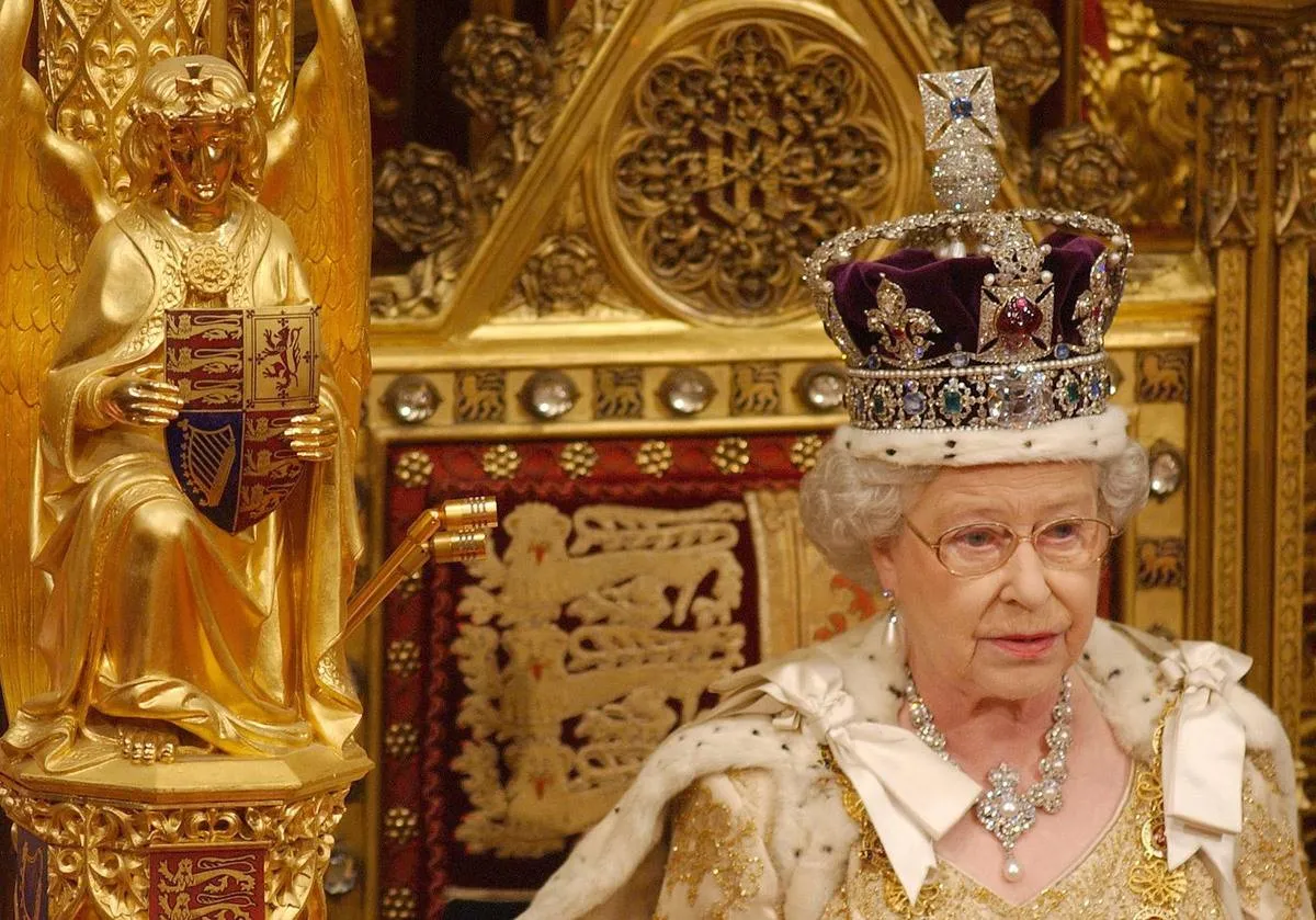 Queen Elizabeth II wears a crown with diamonds from the Cullinan mine.