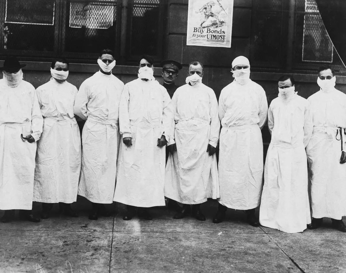 Doctors in face masks are standing in a row in 1918, during the Spanish flu epidemic.